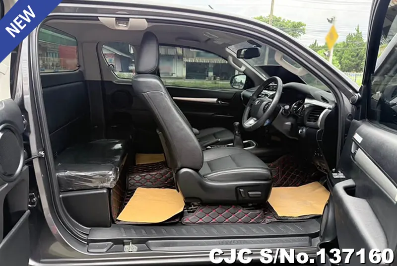 Toyota Hilux in Gray for Sale Image 9