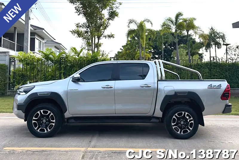 Toyota Hilux in Gray for Sale Image 7