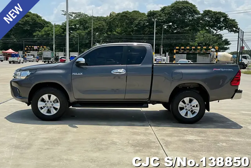Toyota Hilux in Gray for Sale Image 5